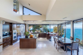 Lodge by the beach